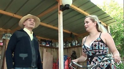 Jolie diminutive cochonne aux gros seins et au gros cul prise dans un trio avec papy